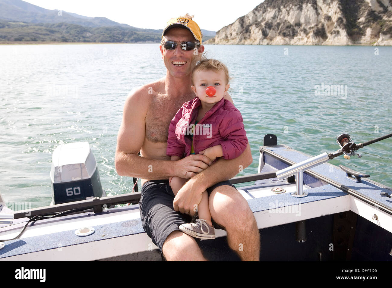 Niedlichen Kleinkind Mädchen auf einem Boot mit ihrem Vater. Stockfoto