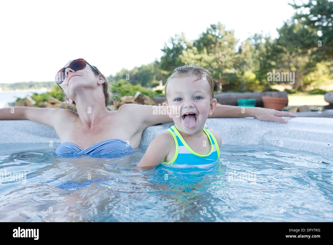 Spielen im Wasser mit Kleinkind und Mama Stockfoto