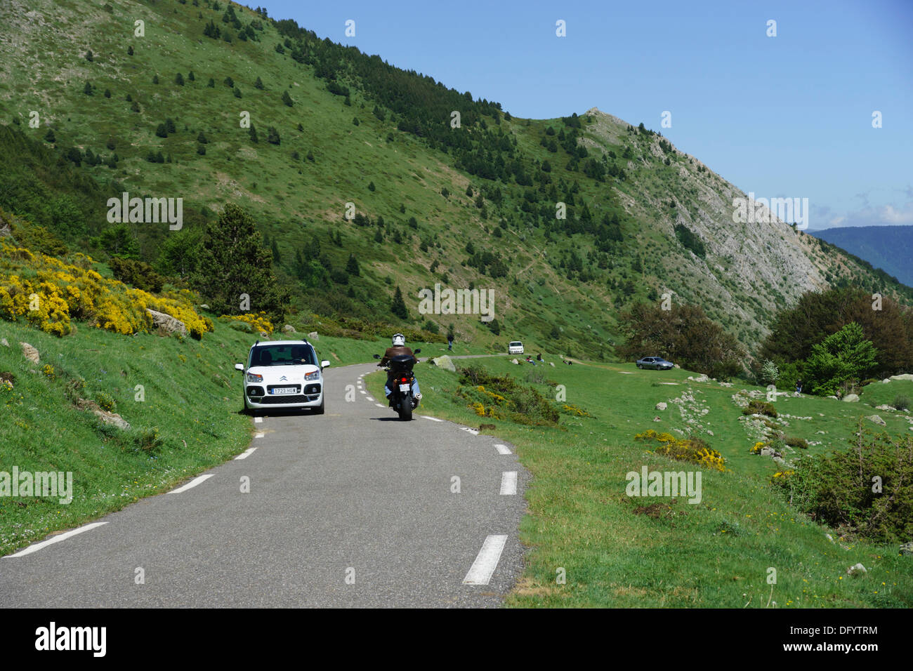 Frankreich, Ariège - D25 Weg, pass Col de Paillères oder Pailheres, von Ost nach Ax-Les-Thermes. Auto- und Motorradfahrer unterwegs. Stockfoto