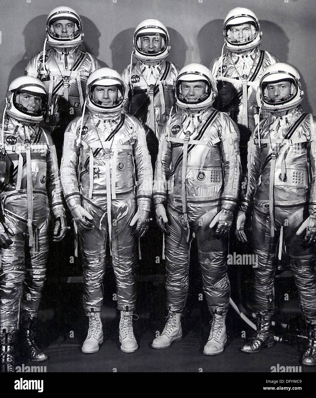 Das Gruppenbild der ursprünglichen sieben Astronauten für die Mercury-Projekt 27. April 1959 in Houston, Texas. Von links nach rechts vorne: Walter M. Wally Schirra, Donald K. Deke Slayton, John H. Glenn, Jr., und Scott Carpenter. Von links nach rechts hinten: Alan B. Shepard, Virgil I. Gus Grissom und L. Gordon Cooper, Jr. Carpenter, einer der ursprünglichen Quecksilber sieben Astronauten und der zweite Amerikaner, um die Erde zu umkreisen starb 10. Oktober 2013 im Alter von 88 Jahren. Stockfoto