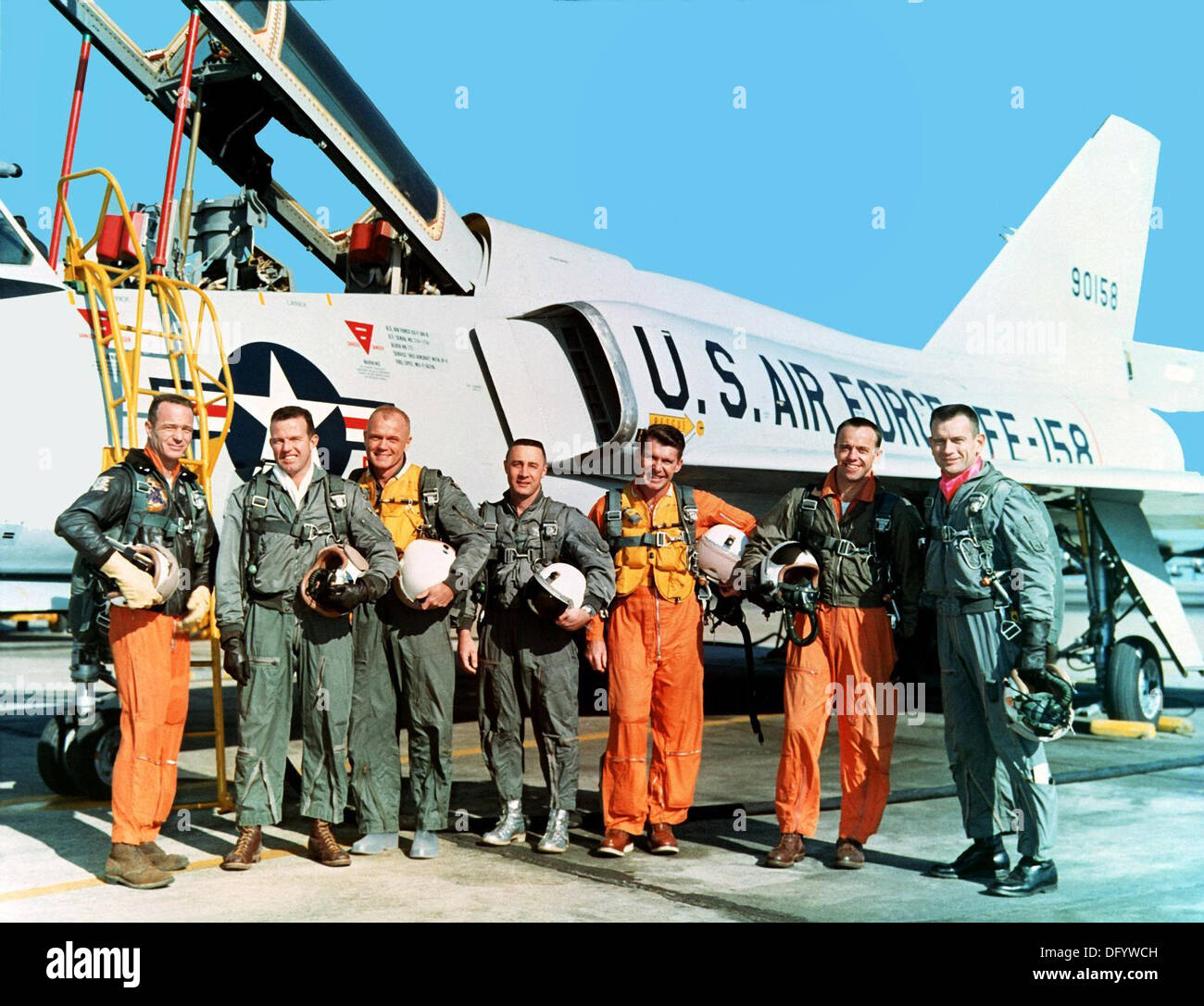Die ursprünglichen sieben Mercury-Astronauten waren von links: Scott Carpenter, Gordon Cooper, John Glenn Jr., Gus Grissom, Walter Schirra, Alan Shepard und Deke Slayton stand vor einer Convair F-106 Flugzeuge 20. Januar 1961 am NASA Langley Research Center, CA.  Zimmermann, einer der ursprünglichen Quecksilber sieben Astronauten und der zweite Amerikaner, der die Erde umkreisen starb 10. Oktober 2013 im Alter von 88 Jahren. Stockfoto