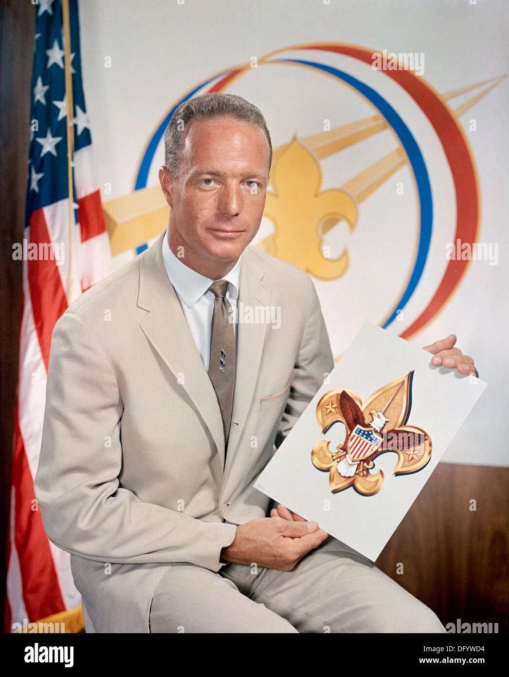 NASA Astronaut Scott Carpenter Porträt in Zivilkleidung holding Bild der Pfadfinder Emblem Oktober 1962 in Cape Canaveral, FL. Carpenter eines der ursprünglichen Quecksilber sieben Astronauten und der zweite Amerikaner, der die Erde umkreisen starb 10. Oktober 2013 im Alter von 88 Jahren. Stockfoto