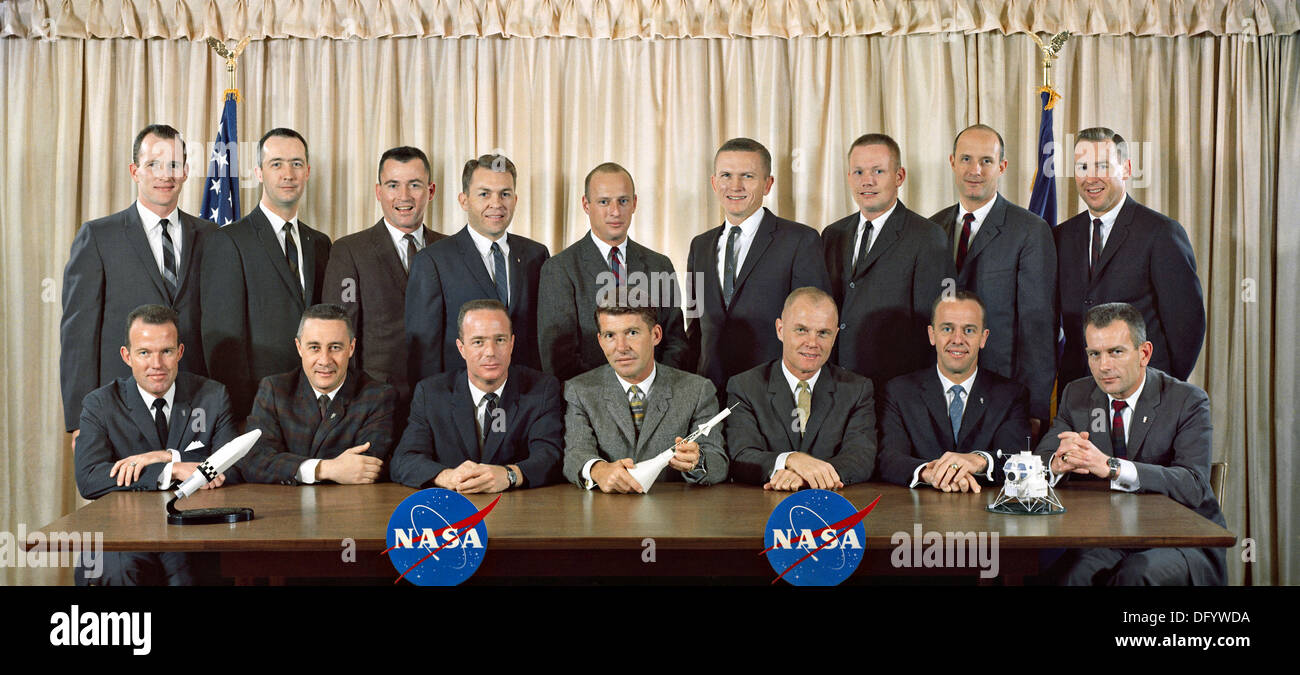 Gruppenfoto der ersten beiden Gruppen von Astronauten ausgewählt, NASA. Die ursprünglichen sieben Mercury-Astronauten sitzt links nach rechts, L. Gordon Cooper Jr., Virgil I. Grissom, M. Scott Carpenter, Walter M. Schirra Jr., John H. Glenn Jr., Alan B. Shepard Jr. und Donald K. Slayton. Die zweite Gruppe stehend nach rechts, links, Edward H. White II, James A. McDivitt, John W. Young, Elliot M. Sehen Sie, Jr., Charles Conrad Jr., Frank Borman, Neil A. Armstrong, Thomas P. Stafford und James A. Lovell Jr. 1963 in Cape Canaveral, FL. Carpenter, einer der ursprünglichen Quecksilber sieben Astronauten 10. Oktober 2013 im Alter von 88 Jahren starb. Stockfoto