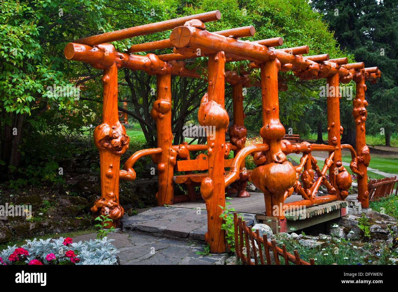 Dekorative Fußgängerbrücke gebaut von gemasert Bäumen, Banff, Alberta Stockfoto