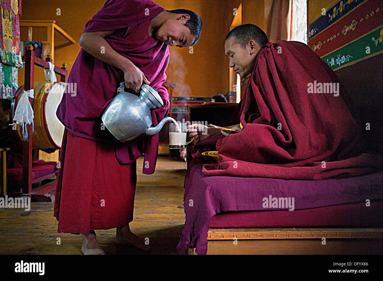 Trinken Chai, Puja, Mönche beten, in Dip Tse Chok Ling Monastery.McLeod Ganj, Dharamsala Himachal Pradesh Zustand, Indien, Asien Stockfoto