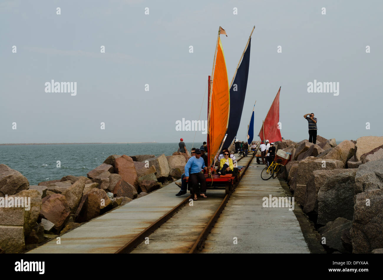 Wellenbrecher Pier Schiene Weg mit Segel Wagen am Rio Grande, Rio Grande do Sul, Brasilien Stockfoto