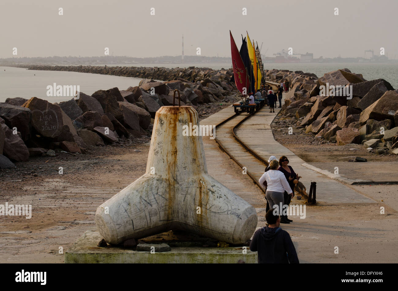 Wellenbrecher Pier Schiene Weg mit Segel Wagen am Rio Grande, Rio Grande do Sul, Brasilien Stockfoto