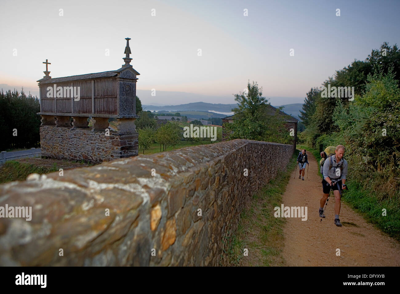 Pilger und Orreo in der Nähe von Gonzar. Provinz Lugo. Spanien. Camino de Santiago Stockfoto