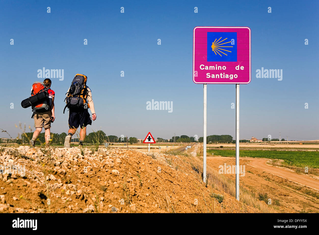 Pilgern in der Nähe von Camino de Santiago zu unterzeichnen. In der Nähe von entfernt. Provinz Palencia. Spanien. Camino de Santiago Stockfoto