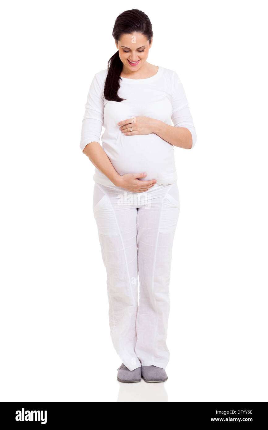 glücklich schwanger Frau mit Händen auf Magen isoliert auf weißem Hintergrund Stockfoto