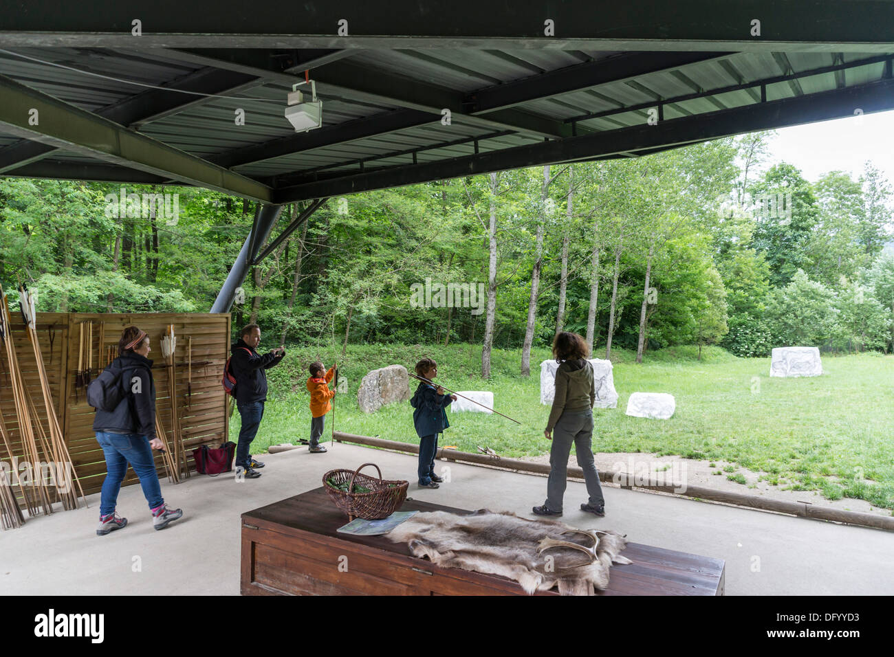 Frankreich, Ariège - Parc Prehistorique, Tarascon-Sur-Ariège, in der Nähe von Foix. Familie mit Kindern lernen, Speer-Werfer zu verwenden. Stockfoto
