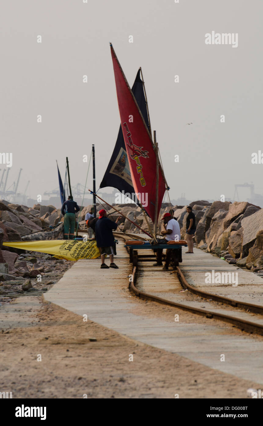 Wellenbrecher Pier Schiene Weg mit Segel Wagen am Rio Grande, Rio Grande do Sul, Brasilien Stockfoto