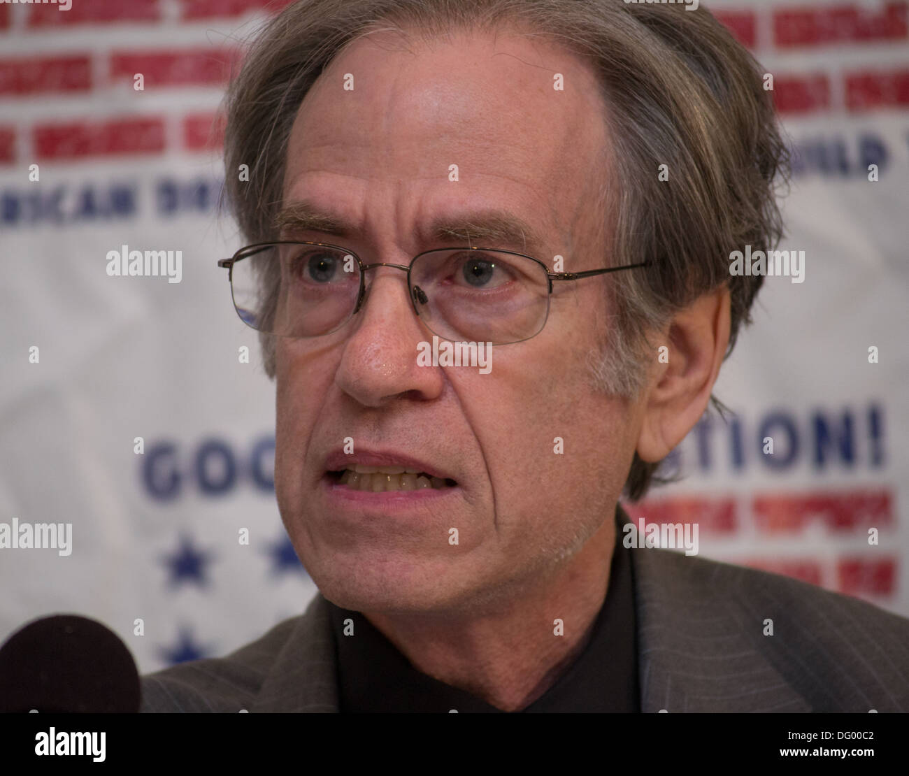 SNCC Aktivist Larry Rubin spricht bei einer Podiumsdiskussion im National Press Club. © Ann wenig Stockfoto