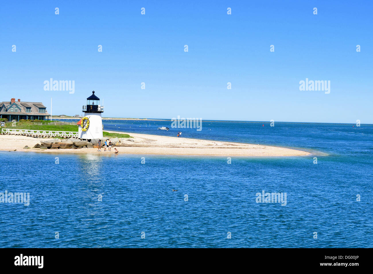 Schönen Leuchtturm auf einer wunderschönen Insel. Weißer Leuchtturm am Ufer des tiefblauen Meeresblick zu erinnern. Stockfoto