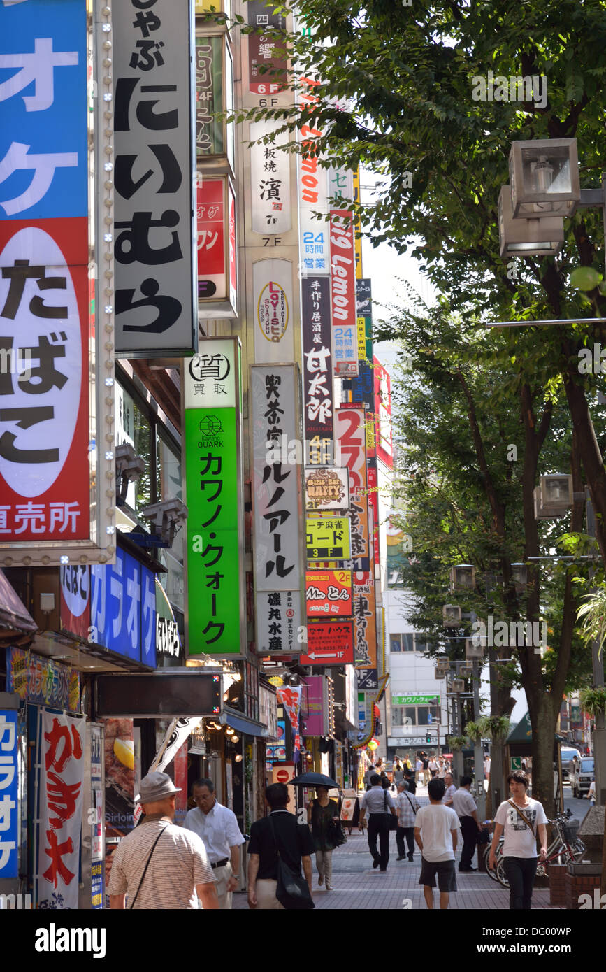 Street View von Shinjuku in Tokio Stockfoto