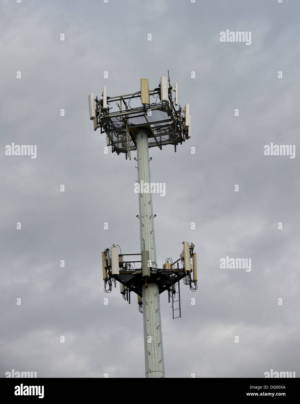 Mobilfunkmast vor einem trüben, grauen Himmel. Stockfoto