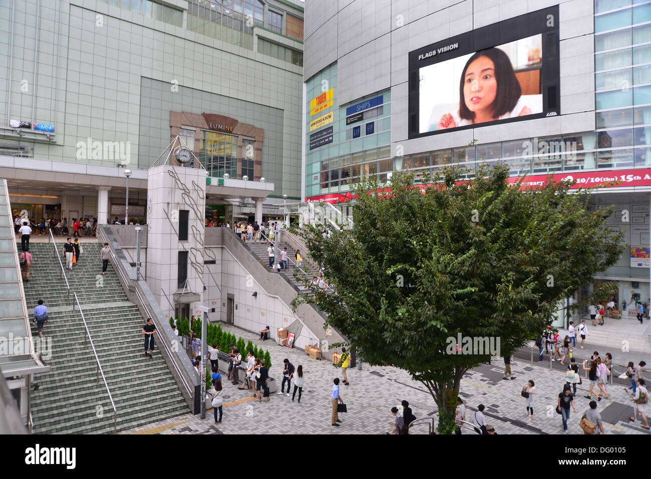 Platz in Shinjuku Bahnhofsgebäude, wo mehr als 3 Millionen Menschen an einem Tag passieren. Stockfoto