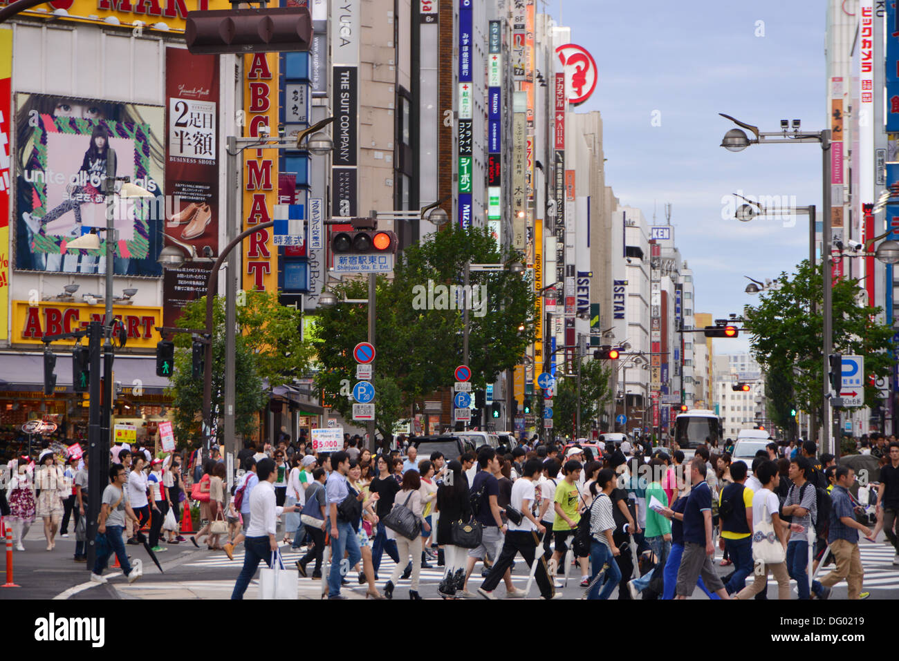 Straßenansicht der Seite von Shinjuku Bahnhof Ost Ausfahrt Gebiet im Zentrum von Tokio Stockfoto
