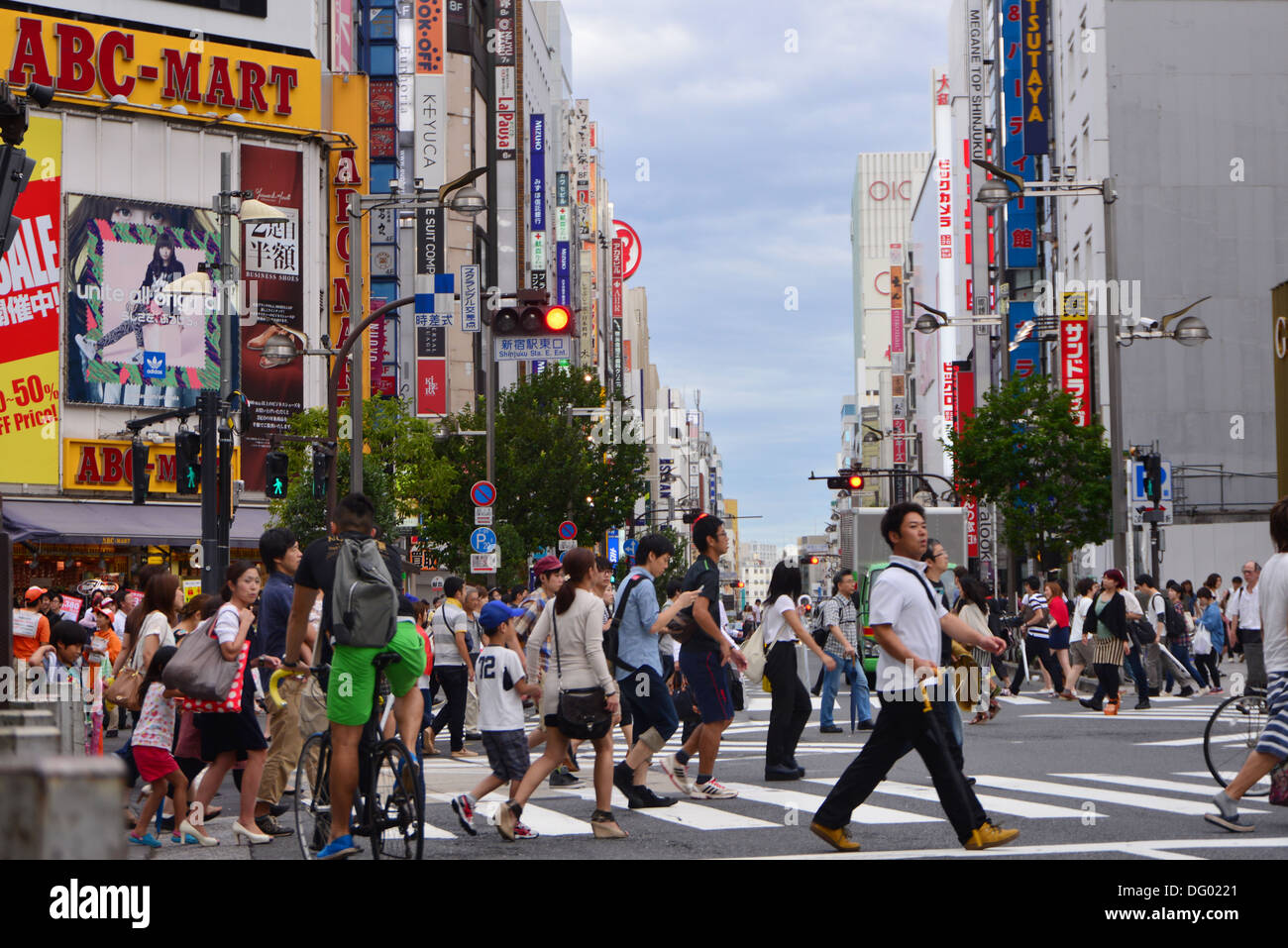 Straßenansicht der Seite von Shinjuku Bahnhof Ost Ausfahrt Gebiet im Zentrum von Tokio Stockfoto