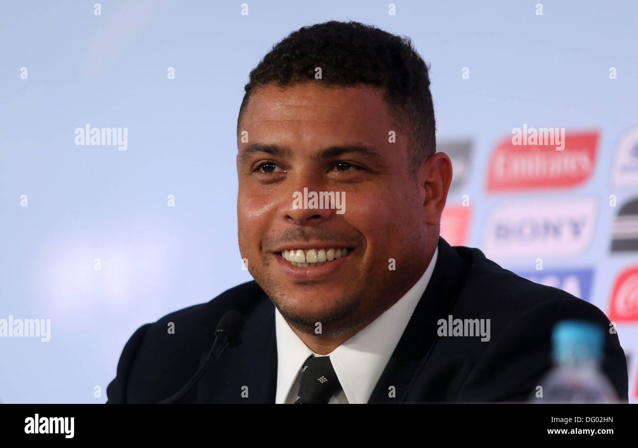 Rio De Janeiro, südöstlichen Brasilien. 10. Oktober 2013. Die ehemalige brasilianische Spieler Ronaldo Nazario gibt ein Interview bei Riocentro, Jacarepagua, westlich von Rio De Janeiro, südöstlichen Brasilien, am 10. Oktober 2013. Er sprach über die WM 2014. Foto: FABIO MOTTA/ESTADAO CONTUEUDO/Dpa/Alamy Live News Stockfoto