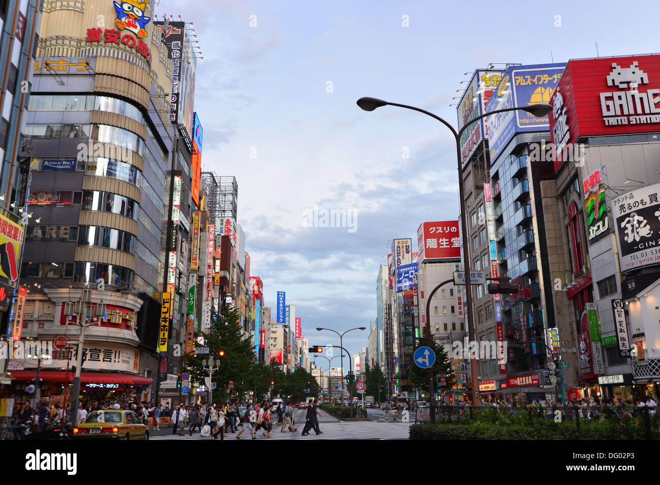 Straßenansicht der Seite von Shinjuku Bahnhof Ost Ausfahrt Gebiet im Zentrum von Tokio Stockfoto