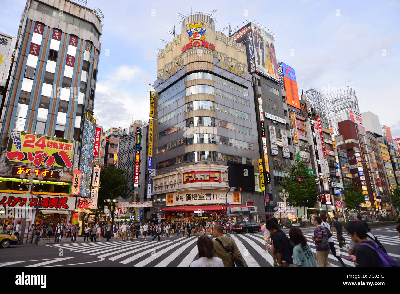 Straßenansicht der Seite von Shinjuku Bahnhof Ost Ausfahrt Gebiet im Zentrum von Tokio Stockfoto