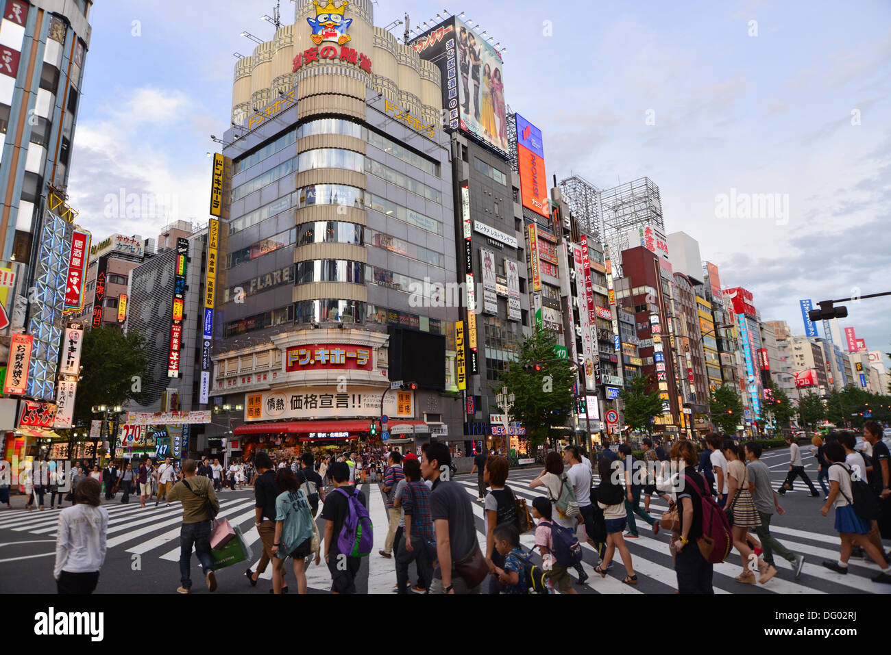 Straßenansicht der Seite von Shinjuku Bahnhof Ost Ausfahrt Gebiet im Zentrum von Tokio Stockfoto