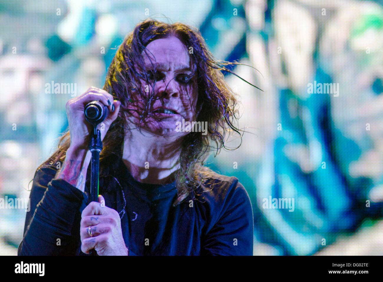 Porto Alegre, Südbrasilien. 10. Oktober 2013. Musiker Ozzy Osbourne, Lead-Sänger der britischen Band Black Sabbath während Konzert ihrer Welttournee "The Reunion Tour", in Porto Alegre, Südbrasilien, am 10. Oktober 2013. Die Band spielte Oldies und Songs aus dem neuen Album "13". Foto: DONI MACIEL/FATO Presse/ESTADAO CONTUEUDO/Dpa/Alamy Live News Stockfoto