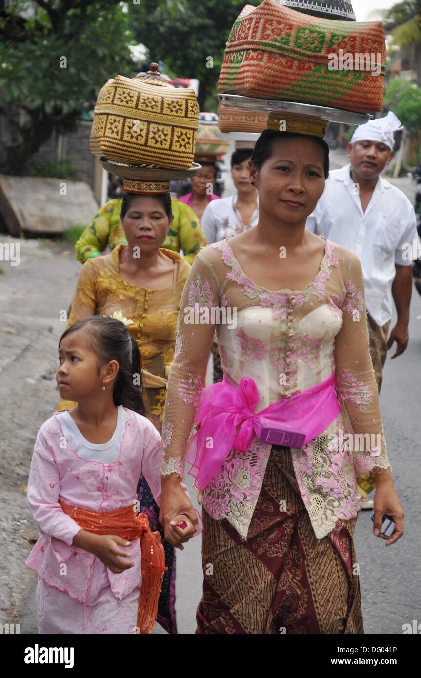 Ubud Bali Indonesien Frauen  in traditioneller Kleidung 