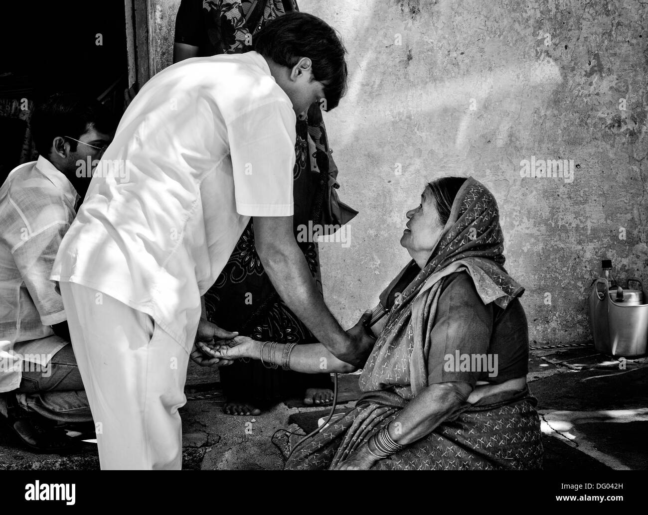 Indische Landfrauen mit Blutdruck auf Sri Sathya Sai Baba mobile aufsuchende Klinik getroffen. Andhra Pradesh, Indien Stockfoto