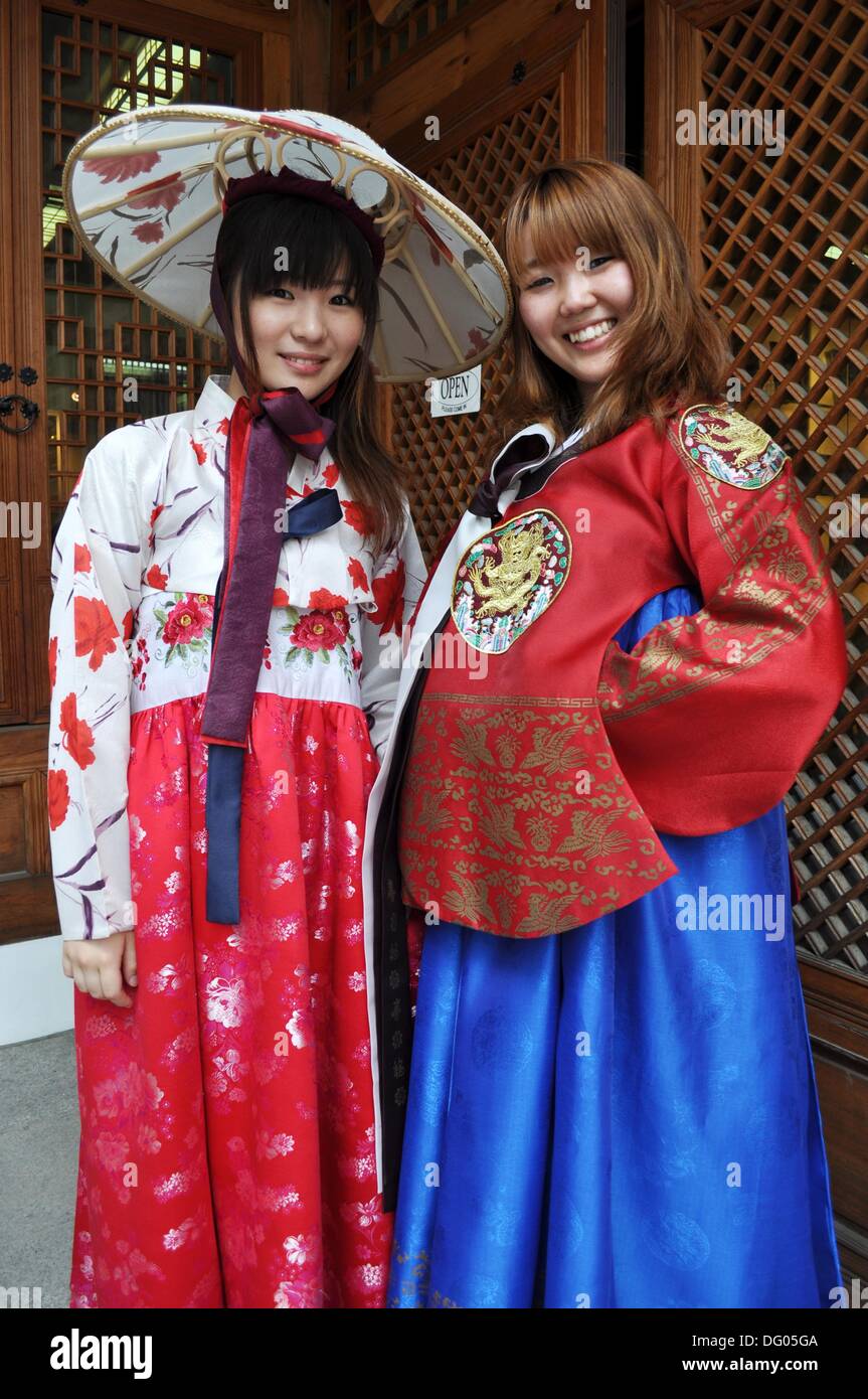 Seoul (Südkorea): Japanische Touristen mit traditionellen koreanischen Outfits gekleidet Stockfoto