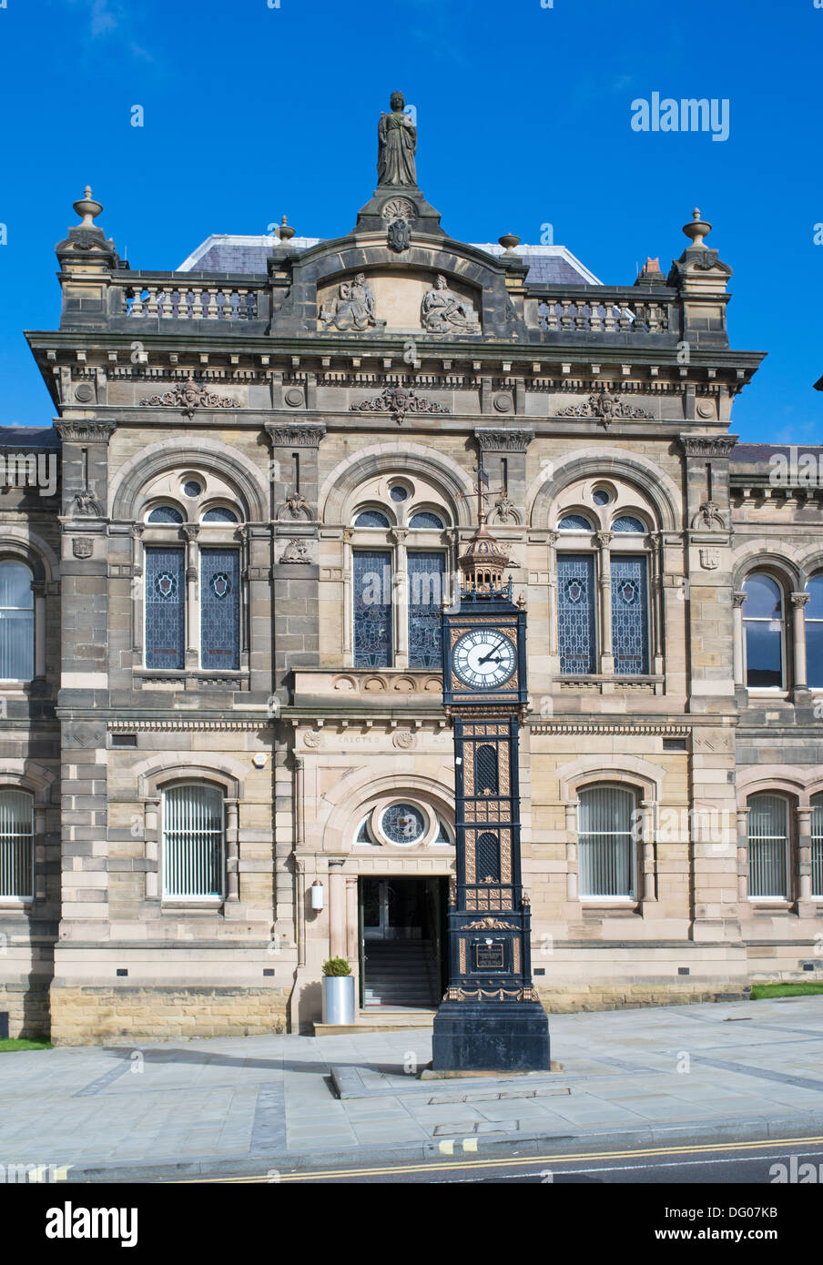 Der unter Denkmalschutz stehende Uhrturm aus Gusseisen vor dem alten Rathaus in Gateshead, Nord-Ost-England, Großbritannien Stockfoto
