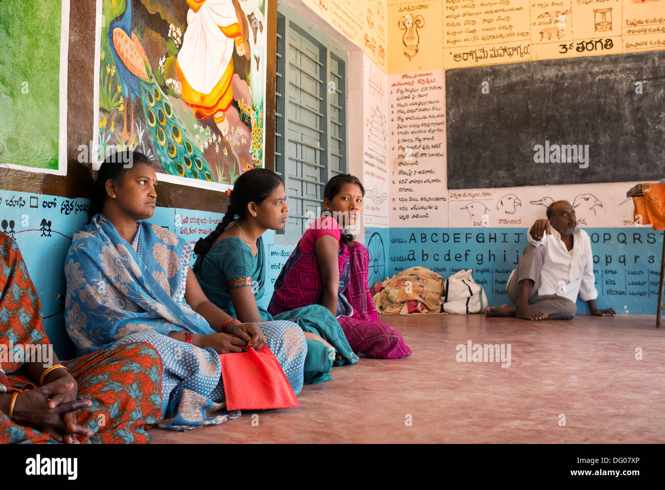 Indische Frauen warten draußen Kinderklinik am Sri Sathya Sai Baba mobile aufsuchende Hospital. Andhra Pradesh, Indien Stockfoto