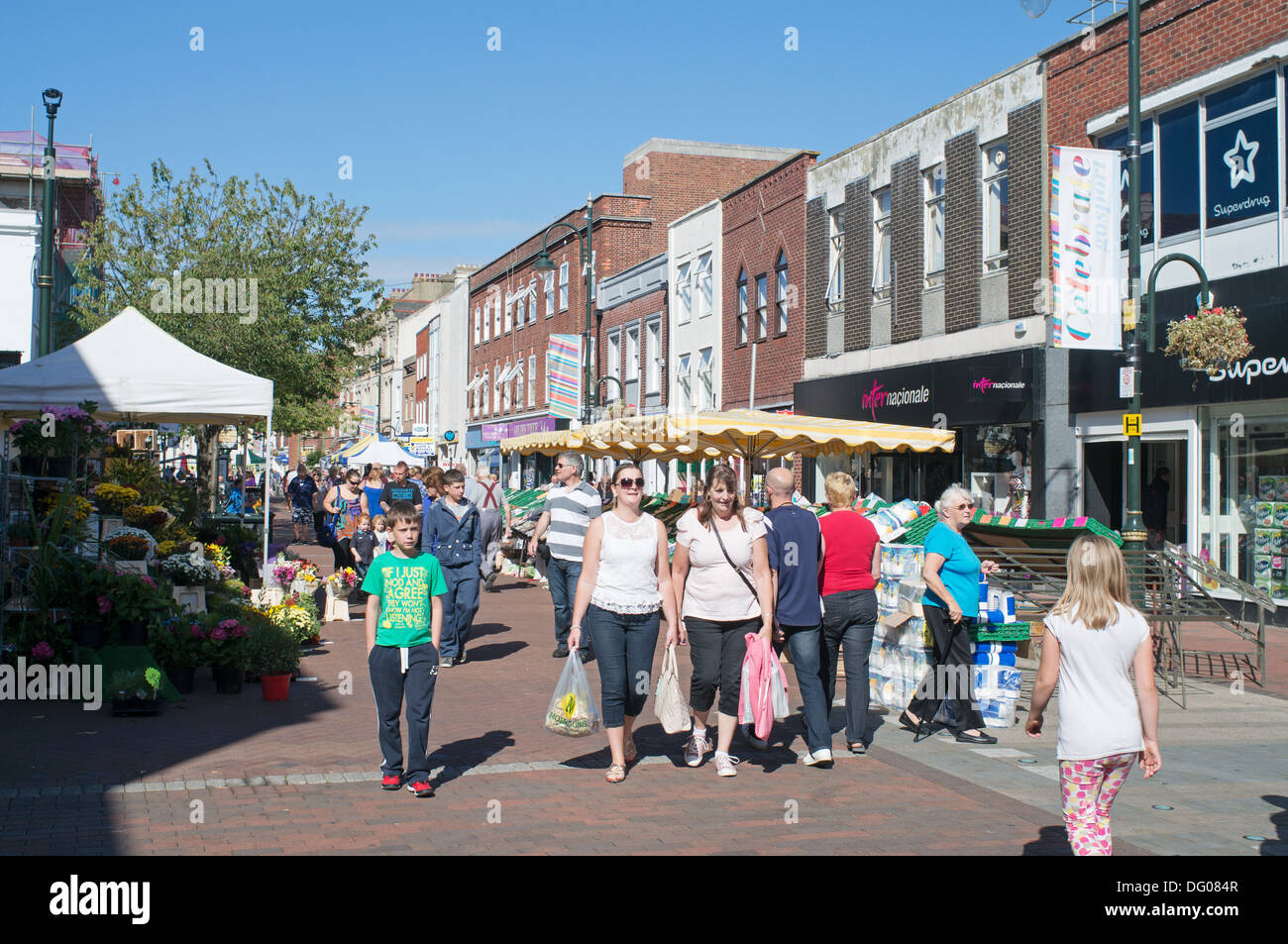 Gruppe von Menschen zu Fuß durch hohe Gosport St Markt Hampshire, England, UK Stockfoto