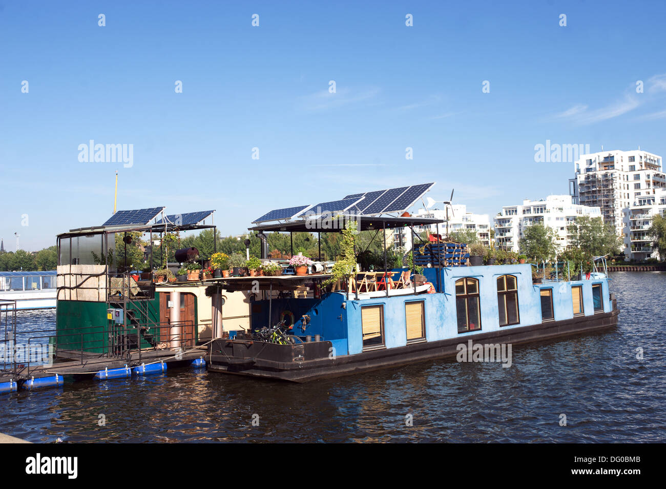 Eco Boot mit Sonnenkollektoren an der Spree, Berlin, Deutschland. Stockfoto