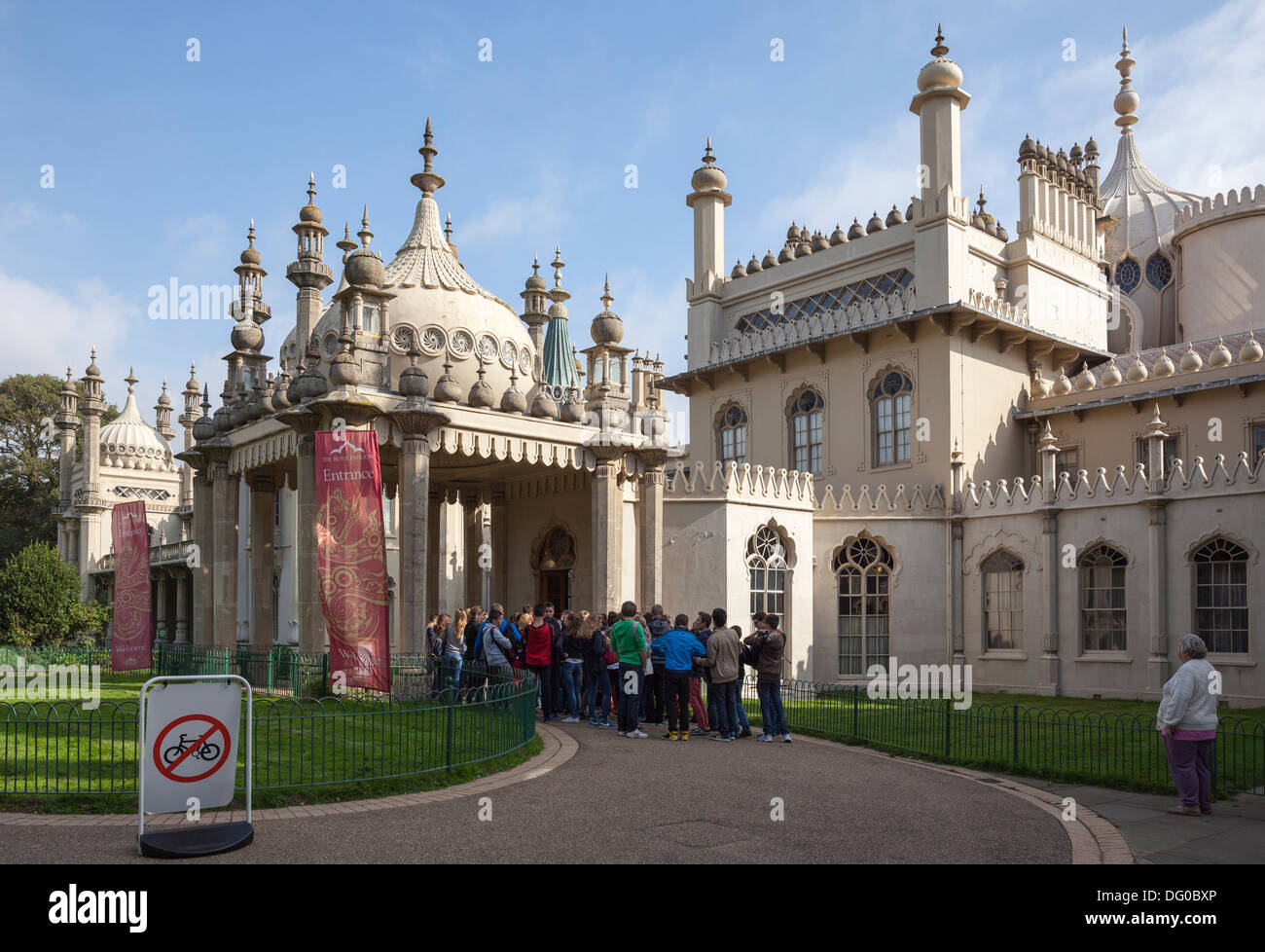 Touristen und Studenten Warteschlange geben Sie der Royal Pavilion in Brighton, East Sussex, England Stockfoto