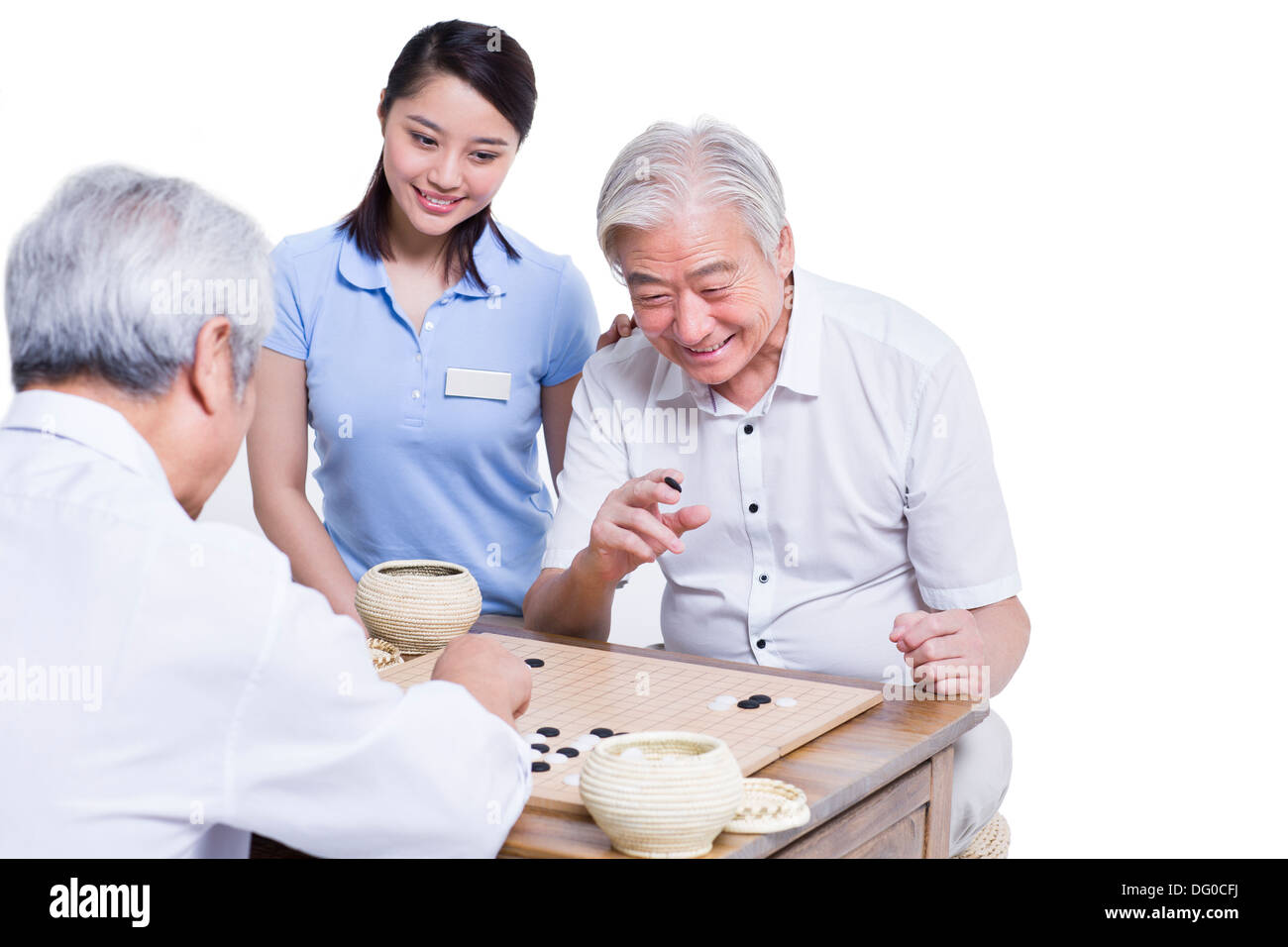 Alte Männer spielen gehen im Pflegeheim Stockfoto