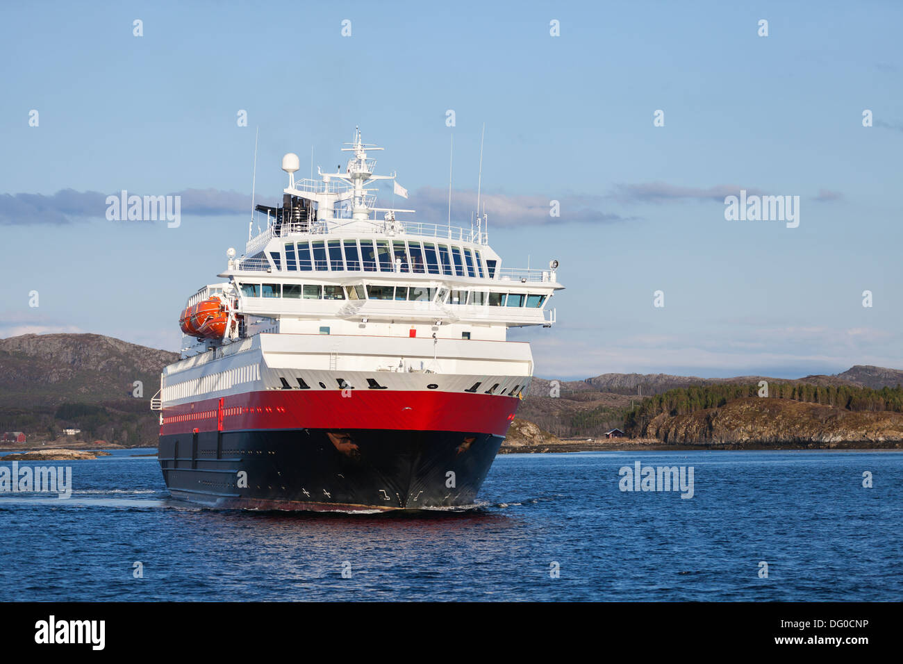 Großen norwegischen Passagier Kreuzfahrtschiff am Meer Stockfoto