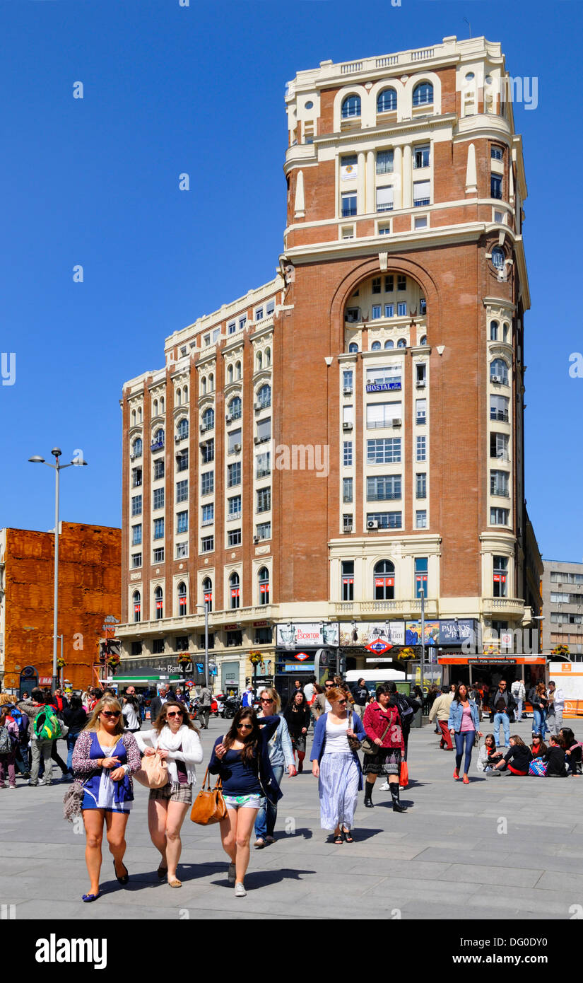 Madrid, Spanien. Gran Via / Plaza de Callao. Palacio De La Prensa (Pedro Muguruza, 1928) Stockfoto