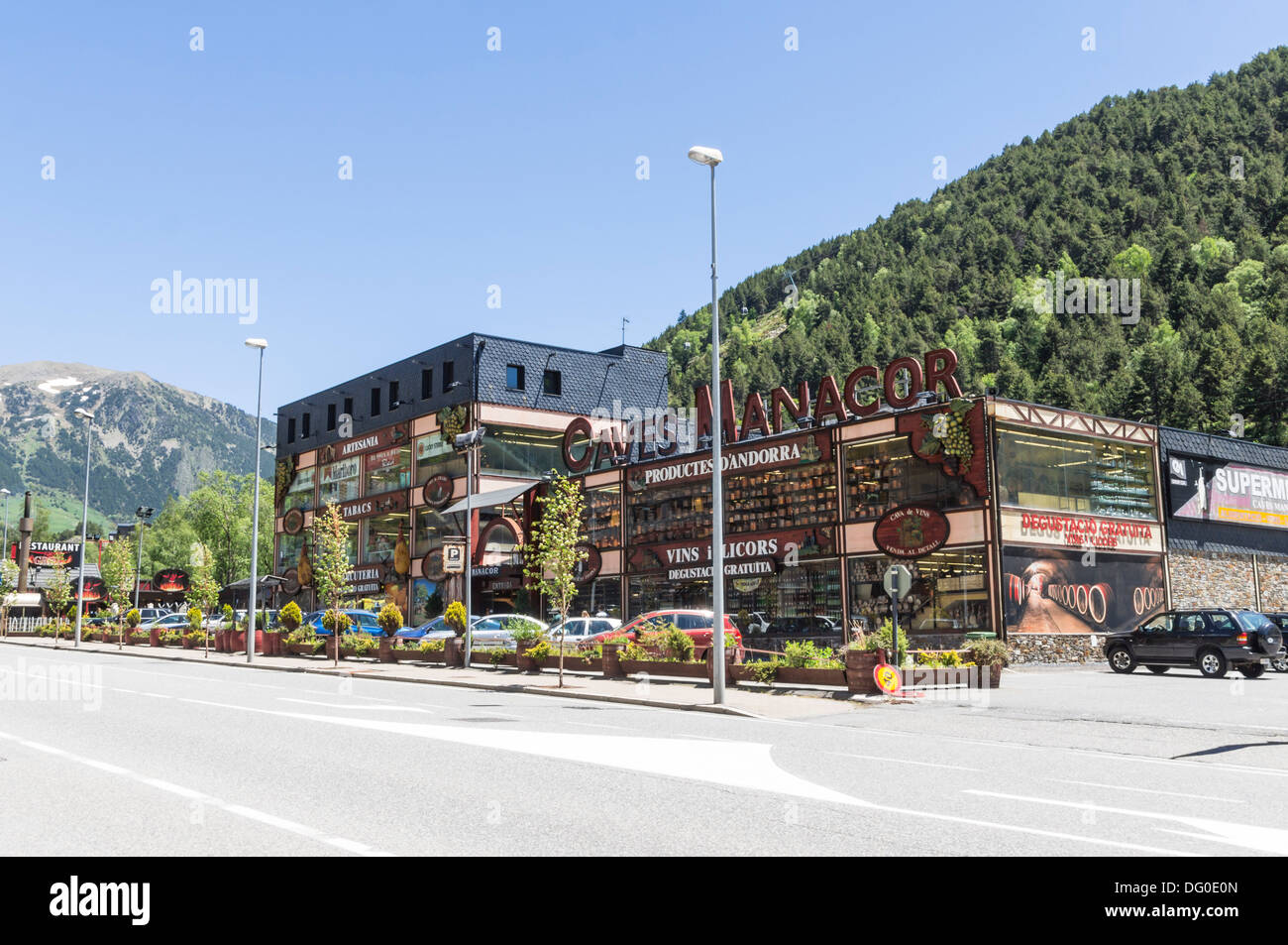 Andorra - zollfrei einkaufen auf der Straße nach Frankreich. Stockfoto