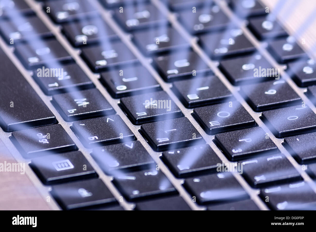 Laptop-Tastatur mit magischen blauen Hintergrundbeleuchtung closeup Stockfoto