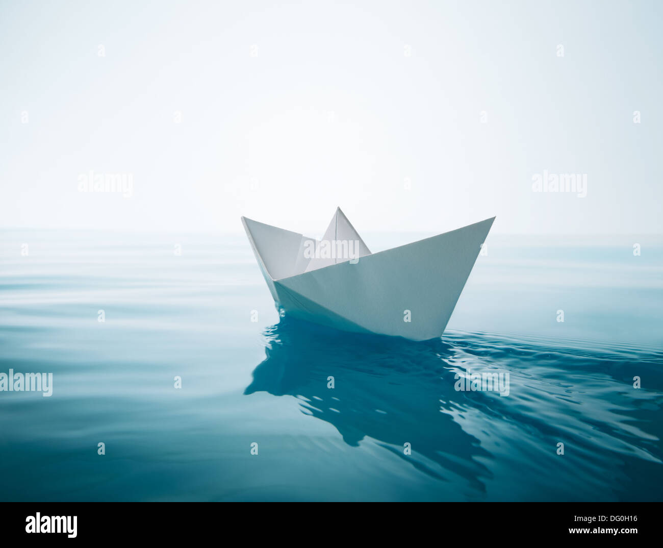 Papierboot Segeln auf dem Wasser verursacht Wellen und Wellen Stockfoto