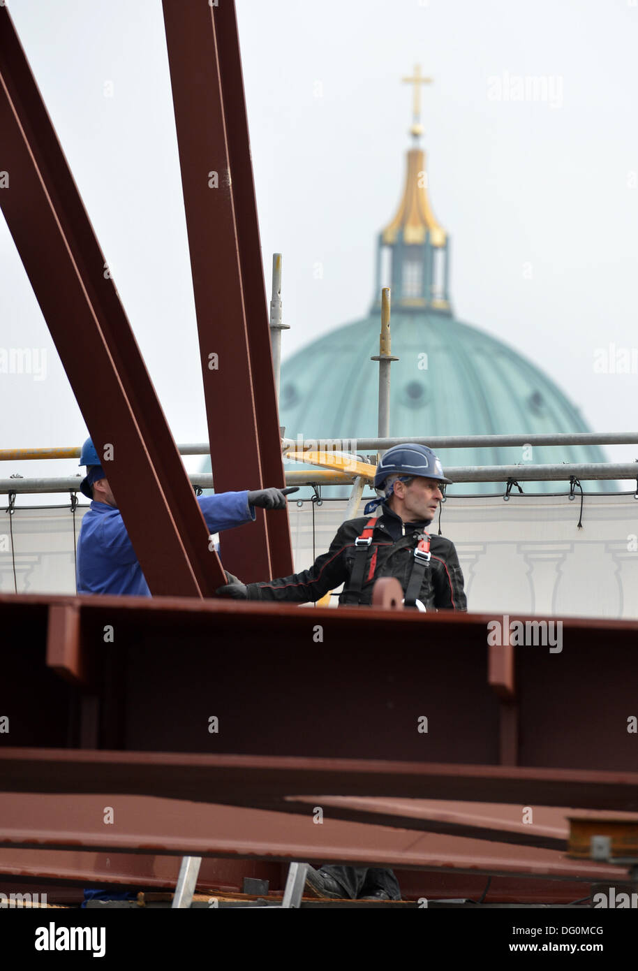 Berlin, Deutschland. 11. Oktober 2013. Ein Kran hebt eine sechs Tonnen und eine 30 Meter lange Dach-Unterstützung auf die komplett rekonstruierten Dachkonstruktion der Staatsoper in Berlin, Deutschland, 11. Oktober 2013. Die Staatsoper Berlin wird zu einem Preis von 269 Millionen Euro saniert. Foto: BERND VON JUTRCZENKA/Dpa/Alamy Live-Nachrichten Stockfoto