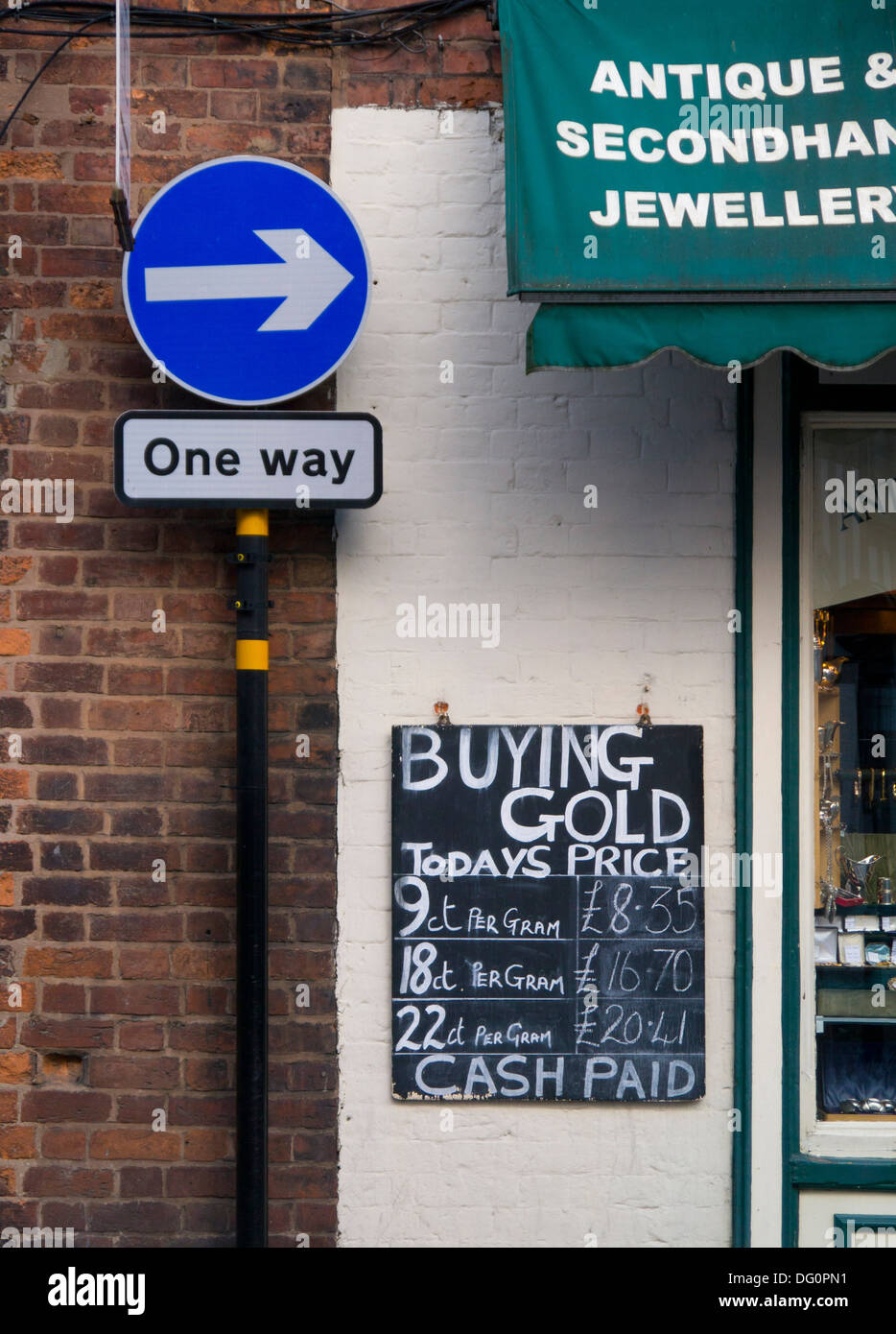 Kaufen gold Zeichen bei Juwelier Shop, Shrewsbury, Shropshire Stockfoto