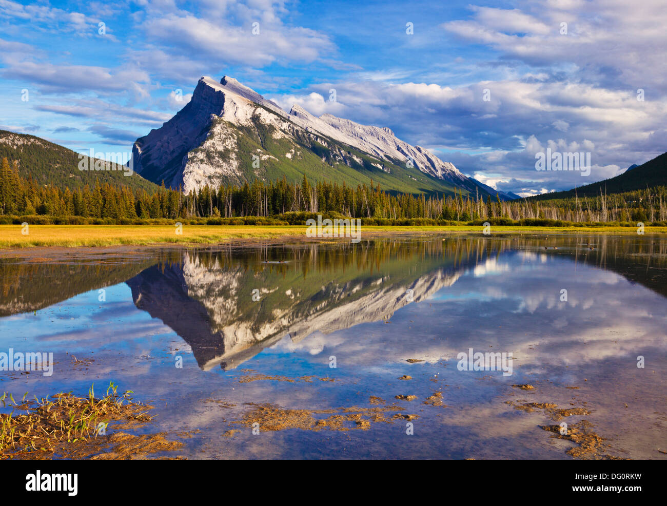 Mount Rundle erhebt sich über Banff Township von Vermillion Seen fahren Banff Nationalpark Kanada Nordamerika Alberta Stockfoto