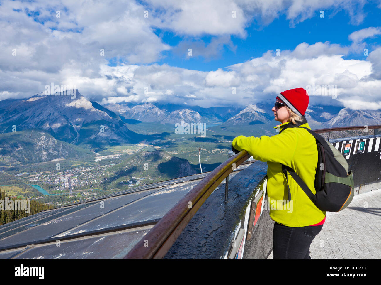 Besucher auf eine Aussichtsplattform auf dem oberen deck Sulphur Mountain mit Blick auf Banff Nationalpark Alberta Rockies Kanada Stockfoto