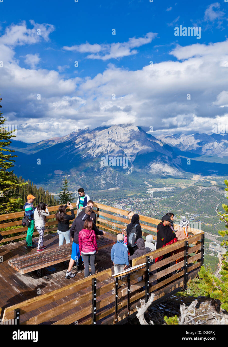 Besucher auf eine Aussichtsplattform auf Sulphur Mountain Gipfel mit Blick auf Banff Nationalpark Alberta Rockies Kanada Stockfoto