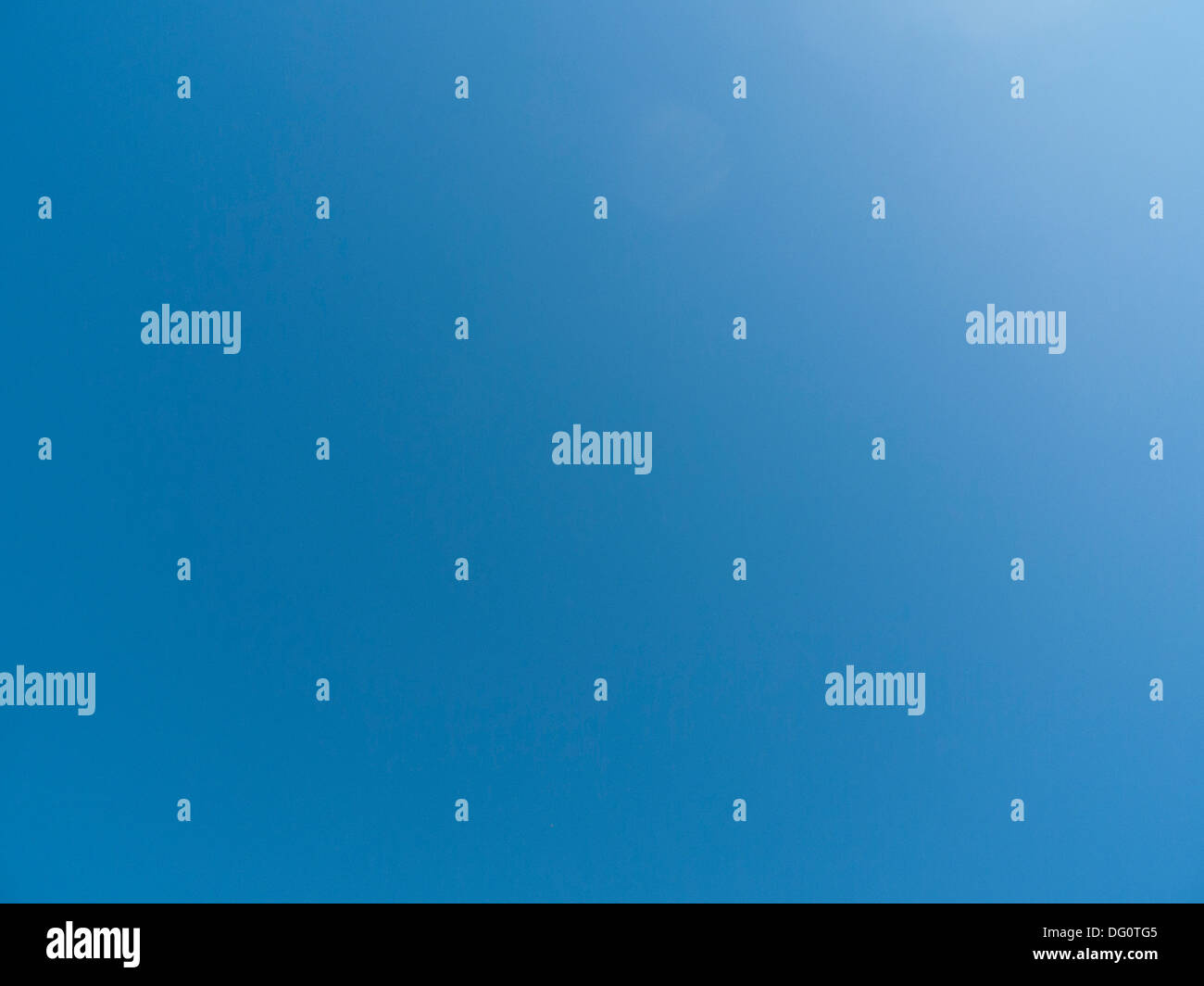 Strahlend blauer Himmel ohne Wolken über Carmarthenshire Wales in Großbritannien Großbritannien KATHY DEWITT Stockfoto