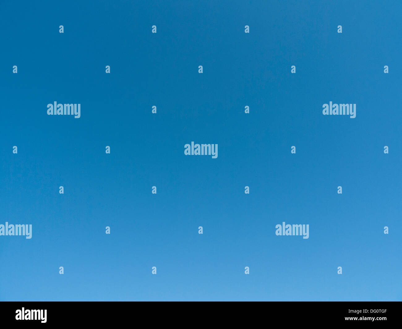 Klaren, blauen Nachmittag Himmel ohne Wolken Carmarthenshire Wales UK KATHY DEWITT Stockfoto