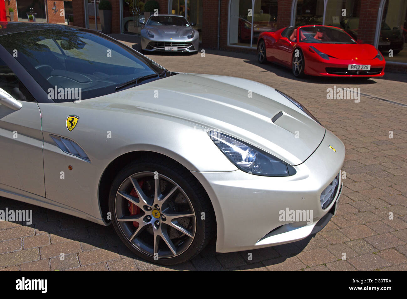 Ferrari Sportwagen außerhalb Autohaus Stockfoto